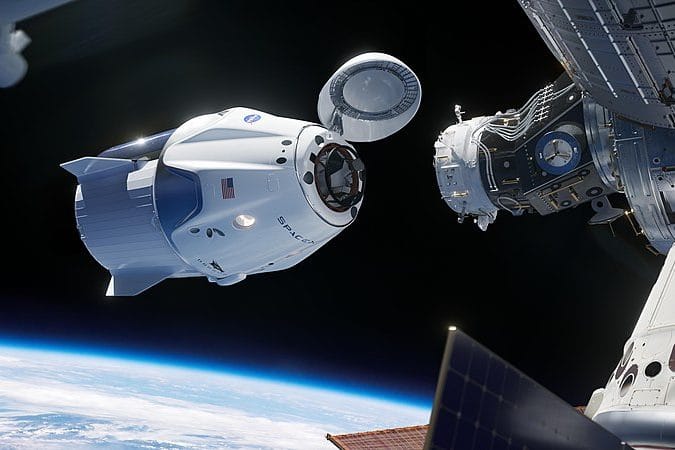 cropped SpaceX Crew Dragon droit des activités spatiales espace